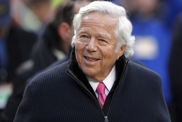 ARCHIVO - En esta foto del 20 de enero de 2019, el dueño de los Patriots de Nueva Inglaterra Robert Kraft previo al partido contra los Chiefs de Kansas City por el campeonato de la Conferencia Ameericana de la NFL. Kraft ha sido acusado en Florida por un delito menor por solicitar el servicio de prostitución. (AP Foto/Charlie Neibergall)