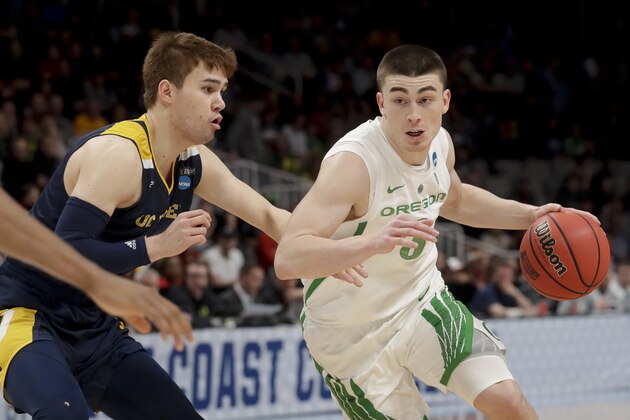 Oregon guard Payton Pritchard, right, drives to the basket past UC Irvine's Robert Cartwright during the first half of a second-round game in the NCAA men's college basketball tournament Sunday, March 24, 2019, in San Jose, Calif. (AP Photo/Jeff Chiu)