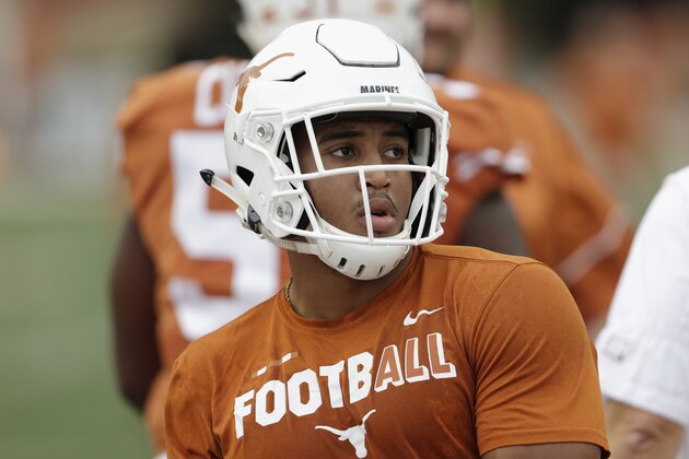 AUSTIN, TX - NOVEMBER 11: Kyle Porter #21 of the Texas Longhorns warms up before the game against the Kansas Jayhawks at Darrell K Royal-Texas Memorial Stadium on November 11, 2017 in Austin, Texas. (Photo by Tim Warner/Getty Images)