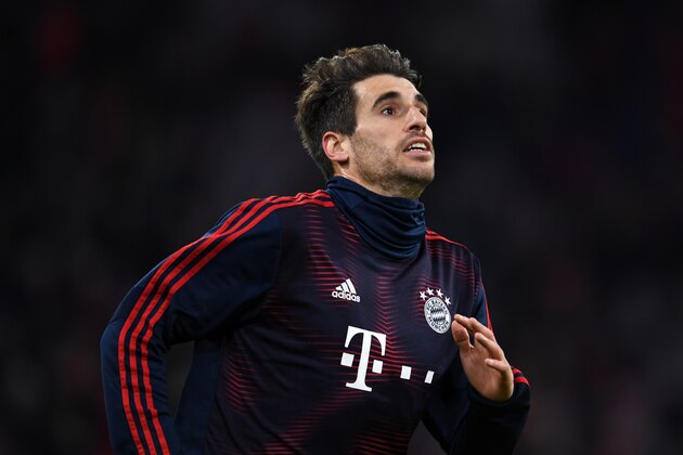 MUNICH,GERMANY - MARCH 13: Javi Martinez of Bayern Muenchen warms up prior to during the UEFA Champions League Round of 16 Second Leg match between FC Bayern Muenchen and Liverpool at Allianz Arena on March 13, 2019 in Munich, Bavaria. (Photo by Etsuo Hara/Getty Images)