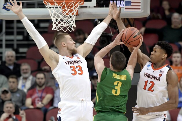 Oregon's Payton Pritchard (3) drives against Virginia's Jack Salt (33) and De'Andre Hunter (12) during the second half of a men's NCAA Tournament college basketball South Regional semifinal game, Thursday, March 28, 2019, in Louisville, Ky. (AP Photo/Timothy D. Easley)