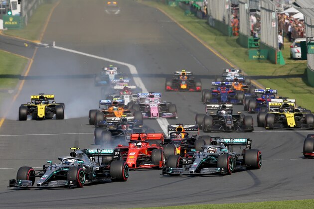 MELBOURNE, AUSTRALIA - MARCH 17:  Valtteri Bottas driving the (77) Mercedes AMG Petronas F1 Team Mercedes W10 leads Lewis Hamilton of Great Britain driving the (44) Mercedes AMG Petronas F1 Team Mercedes W10 and the rest of the field at the start during the F1 Grand Prix of Australia at Melbourne Grand Prix Circuit on March 17, 2019 in Melbourne, Australia.  (Photo by Charles Coates/Getty Images)
