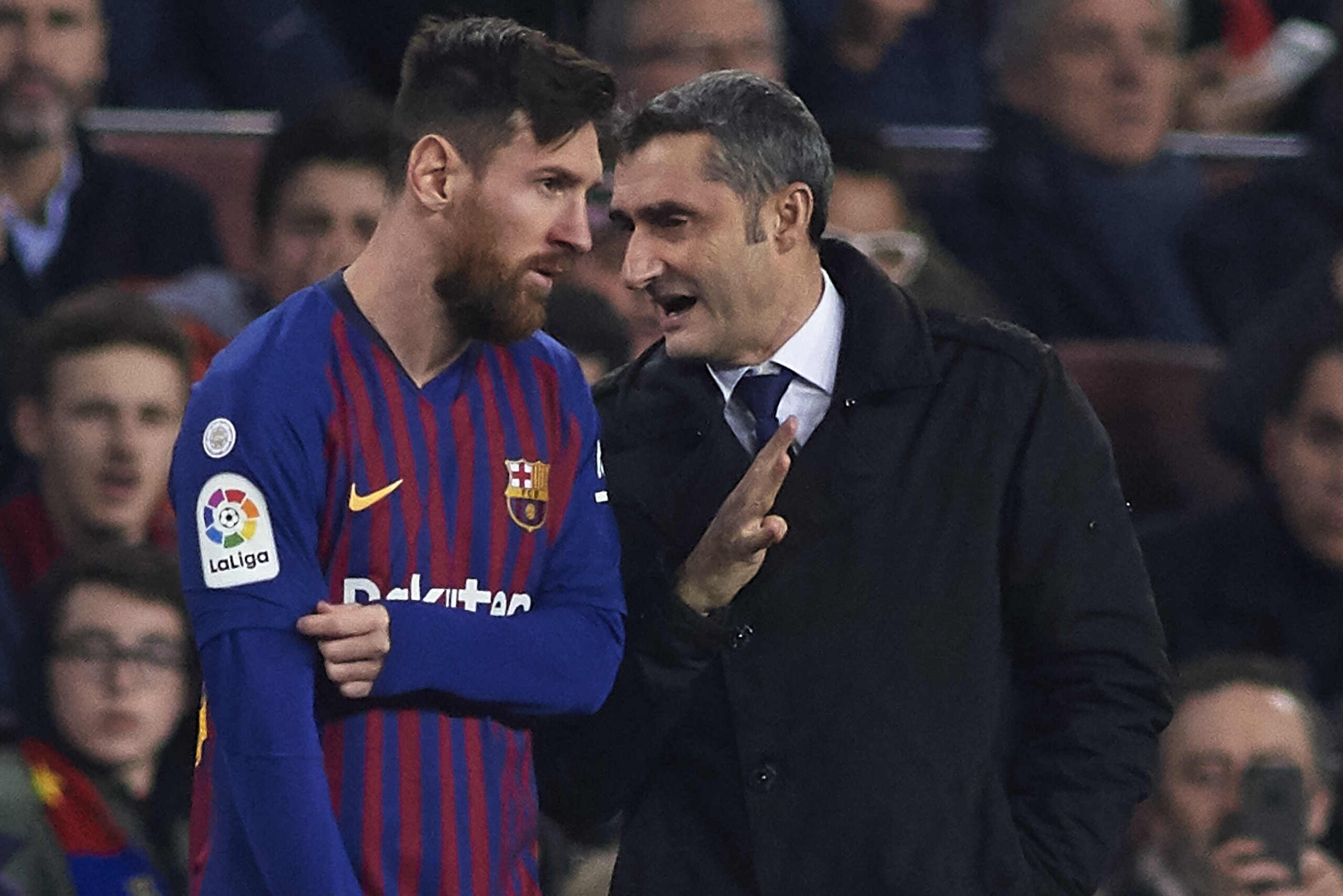 BARCELONA, SPAIN - FEBRUARY 06: Ernesto Valverde, Manager of FC Barcelona talks with Lionel Messi during the Copa del Rey Semi Final first leg match between FC Barcelona and Real Madrid at Nou Camp on February 06, 2019 in Barcelona, Spain. (Photo by Quality Sport Images/Getty Images)