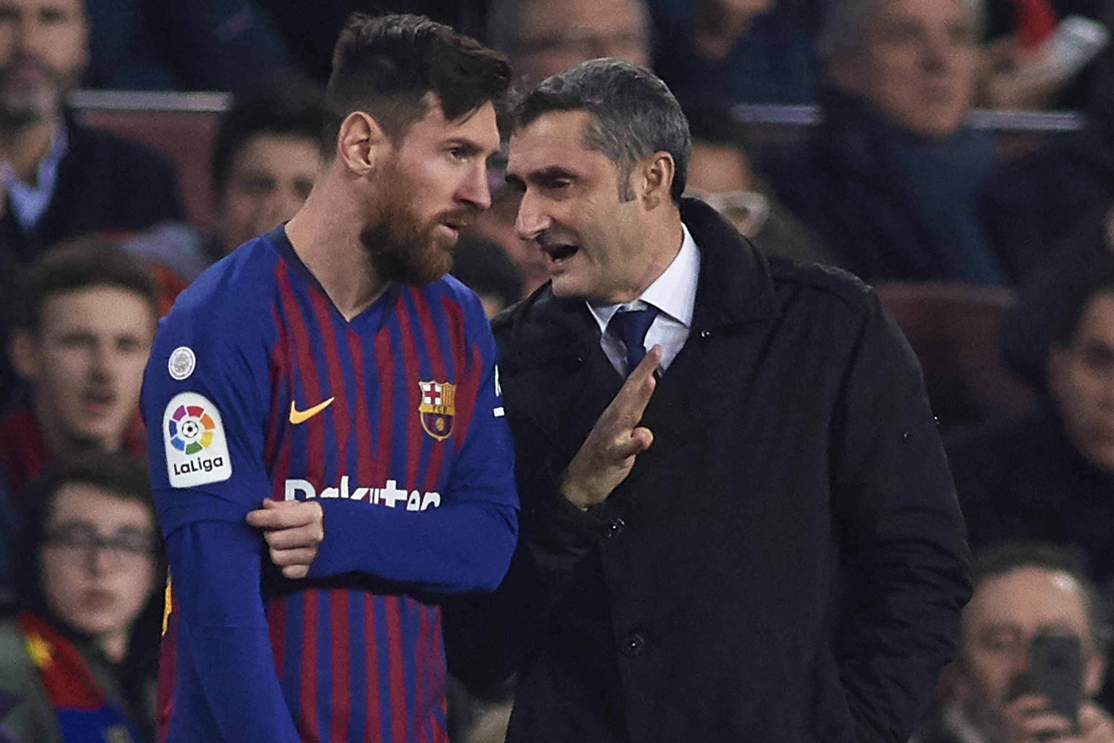 BARCELONA, SPAIN - FEBRUARY 06: Ernesto Valverde, Manager of FC Barcelona talks with Lionel Messi during the Copa del Rey Semi Final first leg match between FC Barcelona and Real Madrid at Nou Camp on February 06, 2019 in Barcelona, Spain. (Photo by Quality Sport Images/Getty Images)