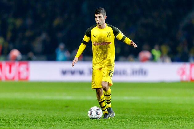 BERLIN, GERMANY - MARCH 16: Christian Pulisic of Borussia Dortmund controls the ball during the Bundesliga match between Hertha BSC and Borussia Dortmund at Olympiastadion on March 16, 2019 in Berlin, Germany. (Photo by TF-Images/Getty Images)