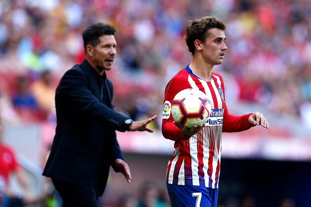 Atletico Madrid's Argentinian coach Diego Simeone (L) reacts next to Atletico Madrid's French forward Antoine Griezmann during the Spanish league football match between Club Atletico de Madrid and Eibar at the Wanda Metropolitan stadium in Madrid on September 15, 2018. (Photo by Benjamin CREMEL / AFP)        (Photo credit should read BENJAMIN CREMEL/AFP/Getty Images)