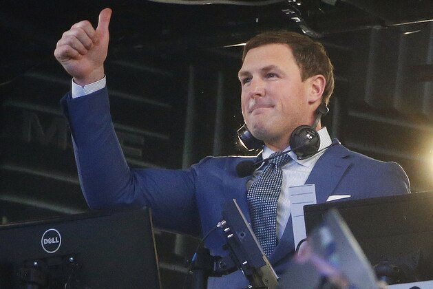 ARCHIVO - En esta foto del 5 de noviembre de 2018, Jason Witten, entonces jugador retirado y comentarista televisivo, levanta un pulgar, durante el encuentro entre los Cowboys de Dallas y los Titans de Tennessee en Arlington (AP Foto/Michael Ainsworth, archivo)