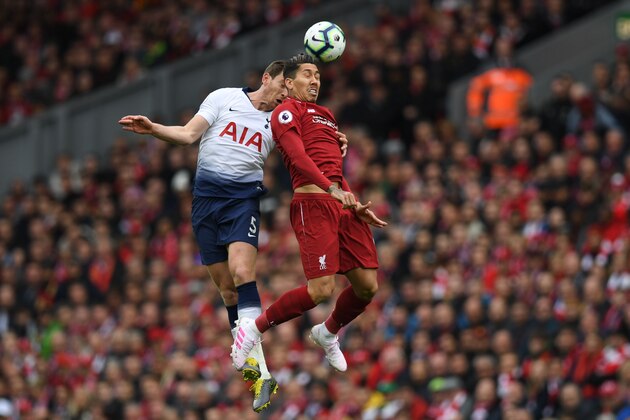 Tottenham Hotspur's Belgian defender Jan Vertonghen (L) vies with Liverpool's Brazilian midfielder Roberto Firmino (R) during the English Premier League football match between Liverpool and Tottenham Hotspur at Anfield in Liverpool, north west England on January 31, 2019. (Photo by Paul ELLIS / AFP) / RESTRICTED TO EDITORIAL USE. No use with unauthorized audio, video, data, fixture lists, club/league logos or 'live' services. Online in-match use limited to 120 images. An additional 40 images may be used in extra time. No video emulation. Social media in-match use limited to 120 images. An additional 40 images may be used in extra time. No use in betting publications, games or single club/league/player publications. /         (Photo credit should read PAUL ELLIS/AFP/Getty Images)