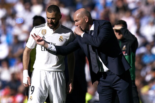 MADRID, SPAIN - MARCH 16: Zinedine Zidane, Manager of Real Madrid gives instructions to his player Karim Benzema during the La Liga match between Real Madrid CF and RC Celta de Vigo at Estadio Santiago Bernabeu on March 16, 2019 in Madrid, Spain. (Photo by Quality Sport Images/Getty Images)