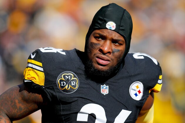 PITTSBURGH, PA - JANUARY 14:  Le'Veon Bell #26 of the Pittsburgh Steelers looks on against the Jacksonville Jaguars during the first half of the AFC Divisional Playoff game at Heinz Field on January 14, 2018 in Pittsburgh, Pennsylvania.  (Photo by Kevin C. Cox/Getty Images)