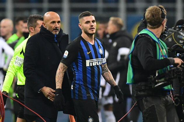 Inter Milan's Argentine forward Mauro Icardi (C) and Inter Milan's head coach Luciano Spalletti (L) leave the pitch at the end of the Italian Serie A football match Inter Milan vs Udinese on December 15, 2018 at the San Siro stadium in Milan. (Photo by Miguel MEDINA / AFP)        (Photo credit should read MIGUEL MEDINA/AFP/Getty Images)