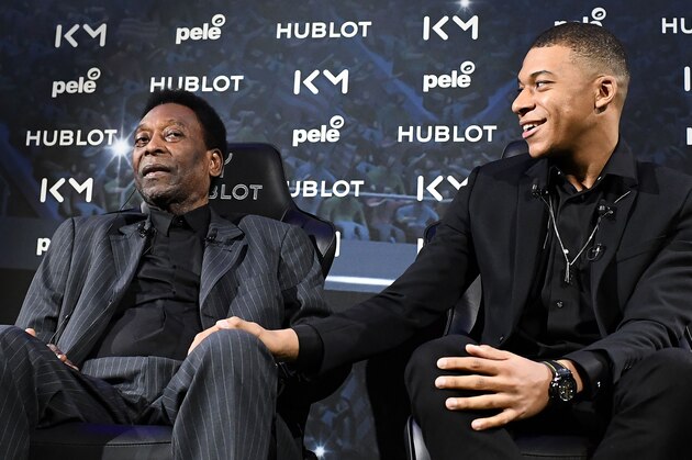 Paris Saint-Germain (PSG) and France national football team forward Kylian Mbappe (R) and Brazilian football legend Pele take part in a meeting at the Hotel Lutetia in Paris on April 2, 2019. (Photo by FRANCK FIFE / AFP)        (Photo credit should read FRANCK FIFE/AFP/Getty Images)