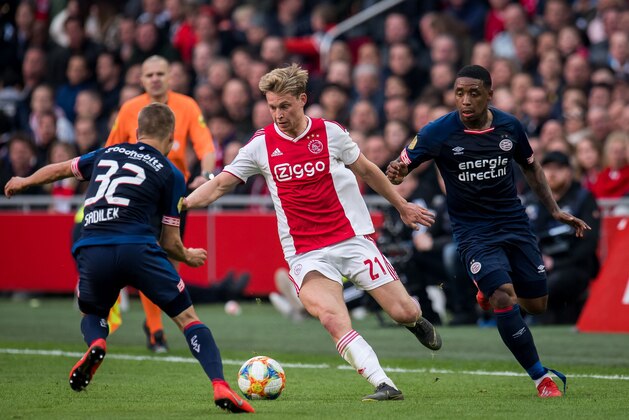 (L-R) Michal Sadilek of PSV, Frenkie de Jong of Ajax, Steven Bergwijn of PSV during the Dutch Eredivisie match between Ajax Amsterdam and PSV Eindhoven at the Johan Cruijff Arena on March 31, 2019 in Amsterdam, The Netherlands(Photo by VI Images via Getty Images)