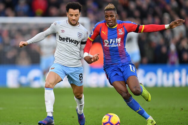 LONDON, ENGLAND - FEBRUARY 09:  Felipe Anderson of West Ham United battles for possession with Wilfried Zaha of Crystal Palace during the Premier League match between Crystal Palace and West Ham United at Selhurst Park on February 9, 2019 in London, United Kingdom.  (Photo by Justin Setterfield/Getty Images)