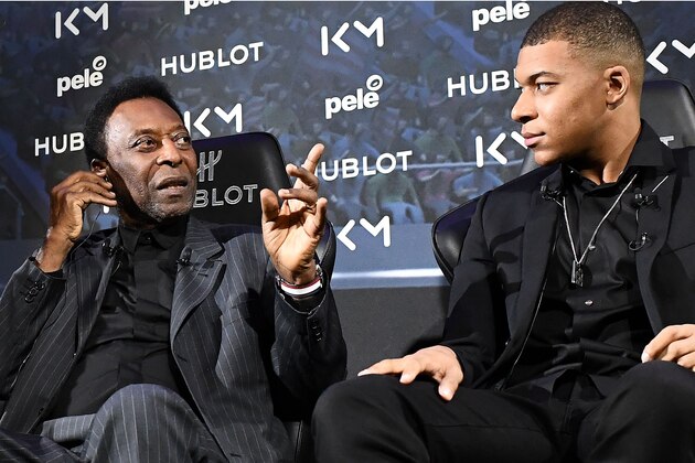 Paris Saint-Germain (PSG) and France national football team forward Kylian Mbappe (R) and Brazilian football legend Pele take part in a meeting at the Hotel Lutetia in Paris on April 2, 2019. (Photo by FRANCK FIFE / AFP)        (Photo credit should read FRANCK FIFE/AFP/Getty Images)