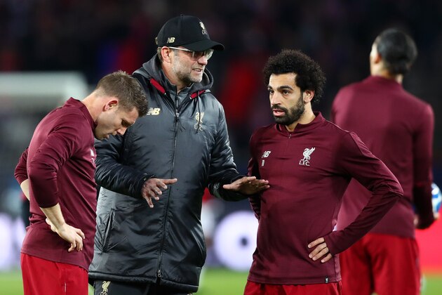 PARIS, FRANCE - NOVEMBER 28:  Jurgen Klopp, Manager of Liverpool speaks to James Milner of Liverpool and Mohamed Salah of Liverpool ahead of the UEFA Champions League Group C match between Paris Saint-Germain and Liverpool at Parc des Princes on November 28, 2018 in Paris, France.  (Photo by Clive Rose/Getty Images)