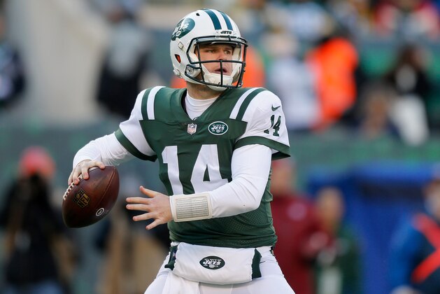 EAST RUTHERFORD, NJ - DECEMBER 23:  (NEW YORK DAILIES OUT)    Sam Darnold #14 of the New York Jets in action against the Green Bay Packers on December 23, 2018 at MetLife Stadium in East Rutherford, New Jersey. The Packers defeated the Jets 44-38 in overtime.  (Photo by Jim McIsaac/Getty Images)