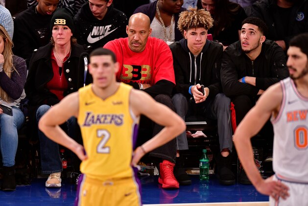 NEW YORK, NY - DECEMBER 12:  Tina Ball, Lonzo Ball, LaVar Ball, LaMelo Ball and LiAngelo Ball attend the Los Angeles Lakers Vs New York Knicks game at Madison Square Garden on December 12, 2017 in New York City.  (Photo by James Devaney/Getty Images)