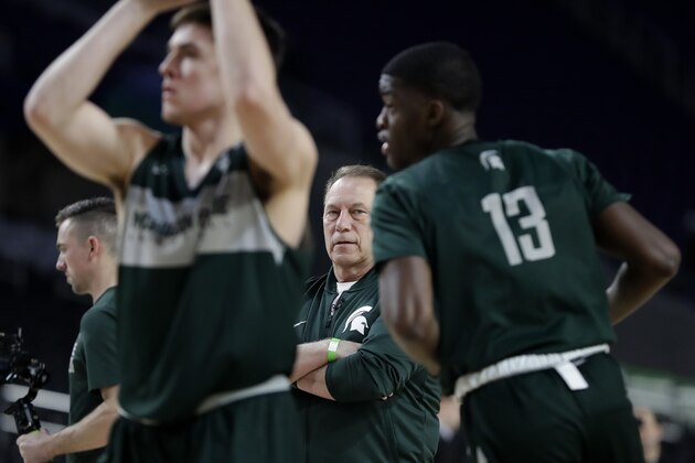 Michigan State head coach Tom Izzo, center, watches his team during a practice session for the semifinals of the Final Four NCAA college basketball tournament, Friday, April 5, 2019, in Minneapolis. (AP Photo/Jeff Roberson)