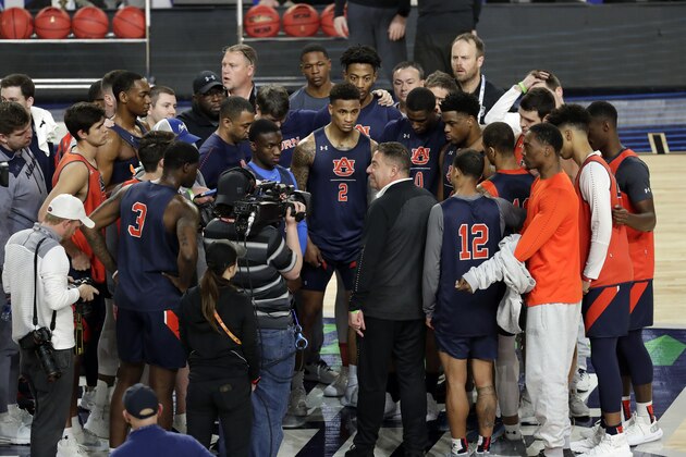 Auburn head coach Bruce Pearl talks to his team during a practice session for the semifinals of the Final Four NCAA college basketball tournament, Friday, April 5, 2019, in Minneapolis. (AP Photo/Matt York)