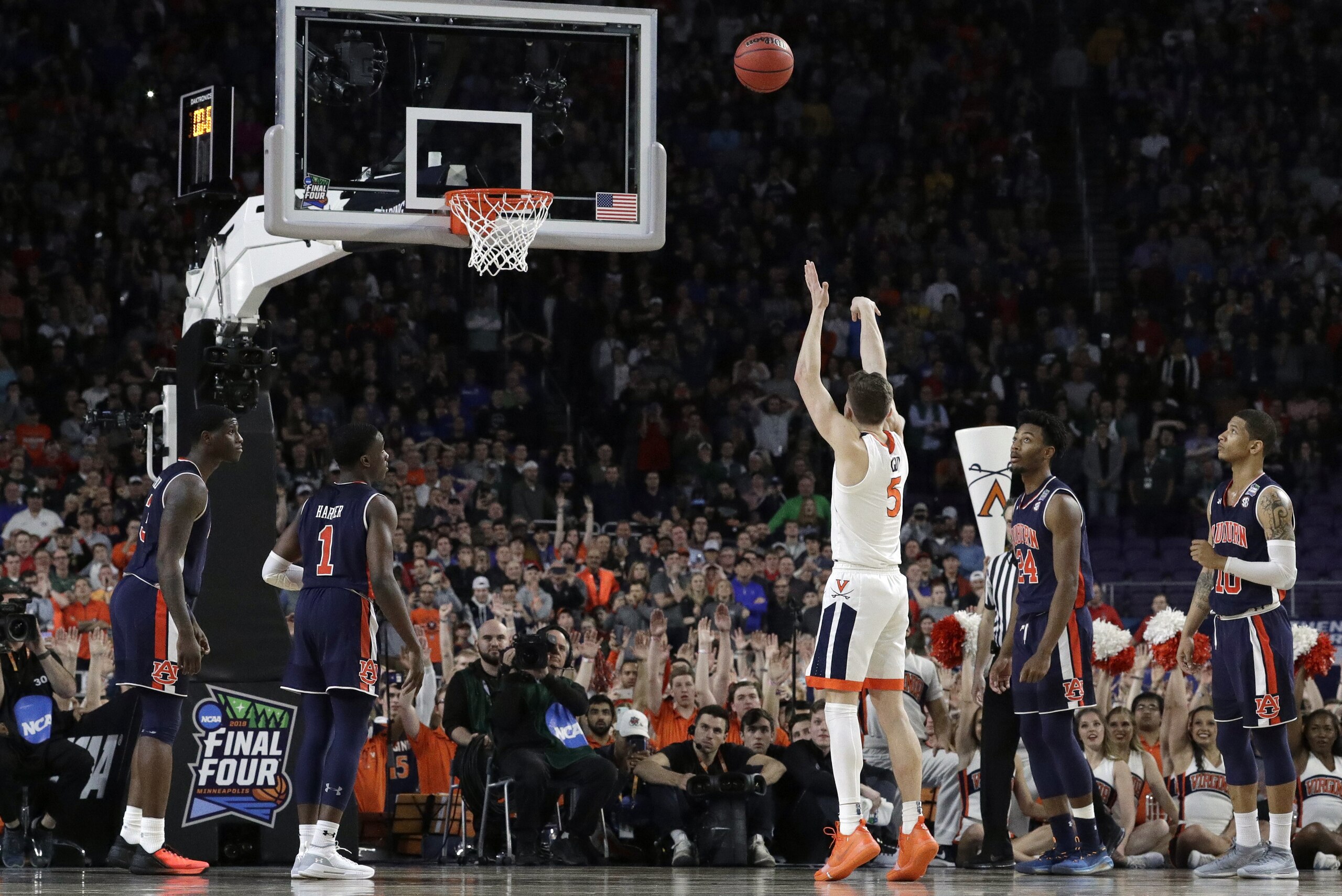Virginia's Kyle Guy (5) shoots the last free throw to defeat Auburn 63-62 during the second half in the semifinals of the Final Four NCAA college basketball tournament, Saturday, April 6, 2019, in Minneapolis. (AP Photo/David J. Phillip)