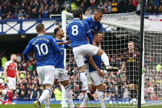LIVERPOOL, ENGLAND - APRIL 07: Phil Jagielka of Everton celebrates with team mates after scoring his team's first goal during the Premier League match between Everton FC and Arsenal FC at Goodison Park on April 07, 2019 in Liverpool, United Kingdom. (Photo by Jan Kruger/Getty Images)