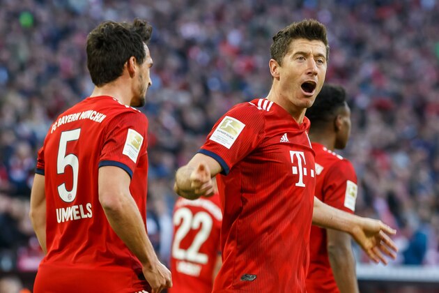 MUNICH, GERMANY - APRIL 06: Robert Lewandowski of FC Bayern Muenchen celebrates after scoring his team's second goal during the Bundesliga match between FC Bayern Muenchen and Borussia Dortmund at Allianz Arena on April 06, 2019 in Munich, Germany. (Photo by TF-Images/Getty Images)