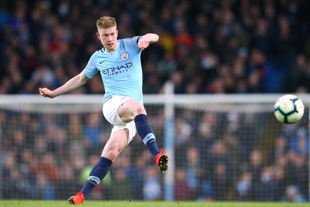 MANCHESTER, ENGLAND - APRIL 03:  Kevin De Bruyne of Manchester City passes the ball during the Premier League match between Manchester City and Cardiff City at Etihad Stadium on April 03, 2019 in Manchester, United Kingdom. (Photo by Alex Livesey - Danehouse/Getty Images)
