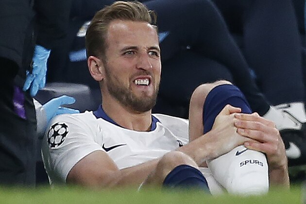 Tottenham Hotspur's English striker Harry Kane (C) receives medical treatment before leaving the pitch injured during the UEFA Champions League quarter-final first leg football match between Tottenham Hotspur and Manchester City at the Tottenham Hotspur Stadium in north London, on April 9, 2019. (Photo by Ian KINGTON / IKIMAGES / AFP)        (Photo credit should read IAN KINGTON/AFP/Getty Images)