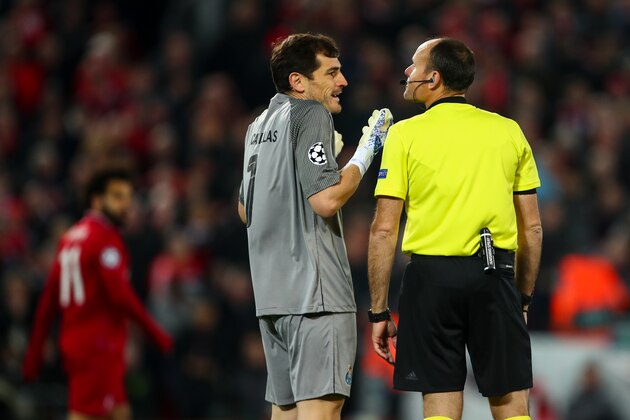 LIVERPOOL, ENGLAND - APRIL 09: Iker Casillas of FC Porto and Referee Antonio Mateu Lahoz during the UEFA Champions League Quarter Final first leg match between Liverpool and Porto at Anfield on April 9, 2019 in Liverpool, England. (Photo by Robbie Jay Barratt - AMA/Getty Images)