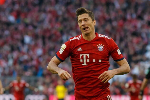 MUNICH, GERMANY - APRIL 06: Robert Lewandowski of FC Bayern Muenchen celebrates after scoring his team's second goal during the Bundesliga match between FC Bayern Muenchen and Borussia Dortmund at Allianz Arena on April 06, 2019 in Munich, Germany. (Photo by TF-Images/Getty Images)