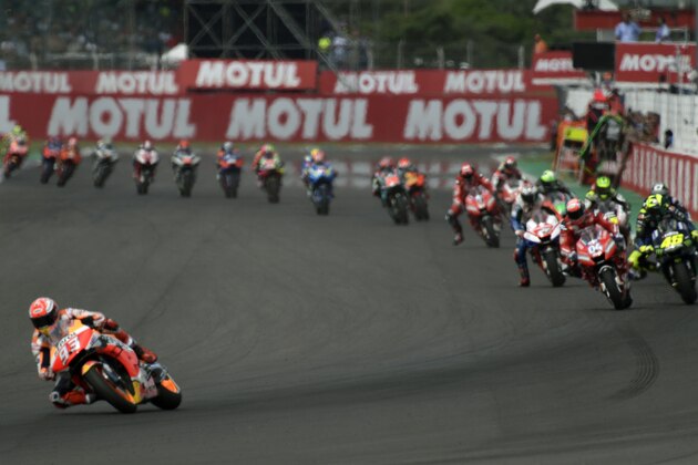 Spain's biker Marc Marquez (L) rides his Honda during the second lap in the MotoGP race of the Argentina Grand Prix at Termas de Rio Hondo circuit, in Santiago del Estero, Argentina on March 31, 2019. - Marquez won the race. (Photo by JUAN MABROMATA / AFP)        (Photo credit should read JUAN MABROMATA/AFP/Getty Images)