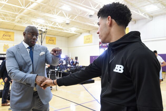 EL SEGUEDO, CA- JUNE 23: Lonzo Ball #2 of the Los Angeles Lakers shakes hands with President of Basketball Operation of the Los Angeles Lakers, Magic Johnson following a press conference to introduce Los Angeles Lakers 2017 NBA Draft picks in El Segundo, California.  NOTE TO USER: User expressly acknowledges and agrees that, by downloading and or using this photograph, User is consenting to the terms and conditions of the Getty Images License Agreement. Mandatory Copyright Notice: Copyright 2016 NBAE  (Photo by Andrew D. Bernstein/NBAE via Getty Images)