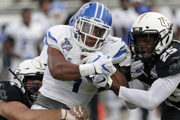 Memphis's Tony Pollard, center, returns a kickoff as he runs into Central Florida defensive back Kyle Gibson (25) during the first half of the American Athletic Conference championship NCAA college football game, Saturday, Dec. 1, 2018, in Orlando, Fla. (AP Photo/John Raoux)