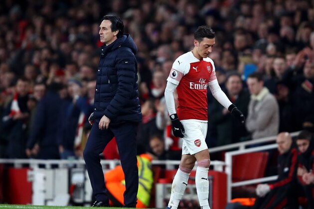 LONDON, ENGLAND - MARCH 10: Mesut Ozil of Arsenal walks past Unai Emery, Manager of Arsenal after being substituted off during the Premier League match between Arsenal FC and Manchester United at Emirates Stadium on March 10, 2019 in London, United Kingdom. (Photo by Julian Finney/Getty Images)