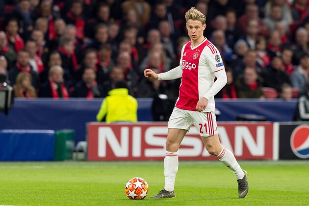 AMSTERDAM, NETHERLANDS - APRIL 10: Frenkie de Jong of Ajax Amsterdam controls the ball during the UEFA Champions League Quarter Final first leg match between Ajax and Juventus at Johan Cruijff ArenA on April 10, 2019 in Amsterdam, Netherlands. (Photo by TF-Images/Getty Images)