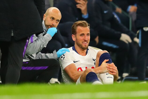 LONDON, ENGLAND - APRIL 09: Harry Kane of Tottenham Hotspur receives treatment during the UEFA Champions League Quarter Final first leg match between Tottenham Hotspur and Manchester City at Tottenham Hotspur Stadium on April 09, 2019 in London, England. (Photo by Chris Brunskill/Fantasista/Getty Images)