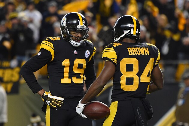 PITTSBURGH, PA - DECEMBER 16: Antonio Brown #84 of the Pittsburgh Steelers celebrates with JuJu Smith-Schuster #19 after a 17 yard touchdown reception in the first quarter during the game against the New England Patriots at Heinz Field on December 16, 2018 in Pittsburgh, Pennsylvania. (Photo by Joe Sargent/Getty Images)