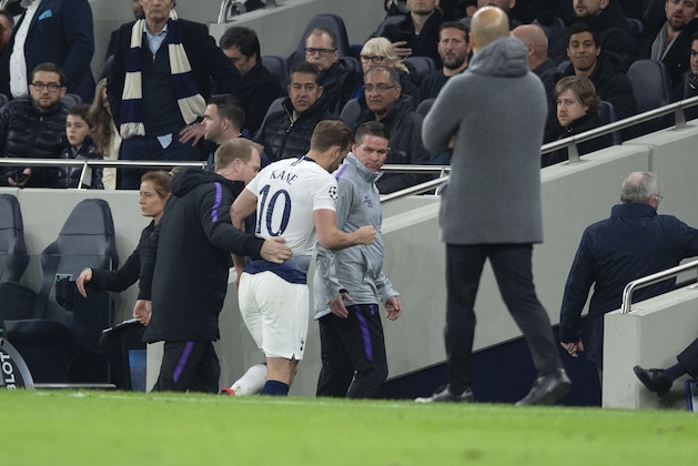 LONDON, ENGLAND - APRIL 09: Harry Kane of Tottenham leaves the game during the UEFA Champions League Quarter Final first leg match between Tottenham Hotspur and Manchester City at Tottenham Hotspur Stadium on April 09, 2019 in London, England. (Photo by TF-Images/Getty Images)