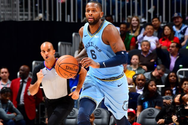 ATLANTA, GA - MARCH 13: CJ Miles #6 of the Memphis Grizzlies brings the ball up the court against the Atlanta Hawks on March 13, 2019 at State Farm Arena in Atlanta, Georgia.  NOTE TO USER: User expressly acknowledges and agrees that, by downloading and/or using this Photograph, user is consenting to the terms and conditions of the Getty Images License Agreement. Mandatory Copyright Notice: Copyright 2019 NBAE (Photo by Scott Cunningham/NBAE via Getty Images)