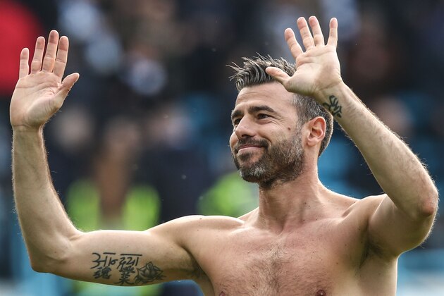 Juventus' Italian defender Andrea Barzagli acknowledges fans at the end of the Italian Serie A football match SPAL 2013 vs Juventus on April 13, 2019 at the Paolo-Mazza stadium in Ferrara. (Photo by Isabella BONOTTO / AFP)        (Photo credit should read ISABELLA BONOTTO/AFP/Getty Images)