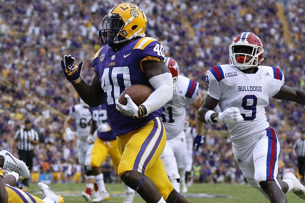 BATON ROUGE, LA - SEPTEMBER 22: Devin White #40 of the LSU Tigers returns a fumble as Teddy Veal #9 of the Louisiana Tech Bulldogs defends during the first half at Tiger Stadium on September 22, 2018 in Baton Rouge, Louisiana.  (Photo by Jonathan Bachman/Getty Images)