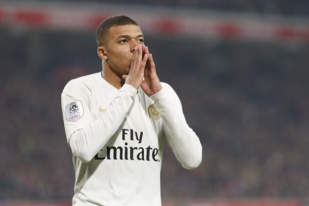 LILLE, FRANCE - APRIL 14: Kylian Mbappe #7 of Paris Saint-Germain reacts to a play during the Ligue 1 match between Paris Saint-Germain and Lille OSC at Stade Pierre Mauroy on April 14, 2019 in Lille, France. (Photo by Catherine Steenkeste/Getty Images)