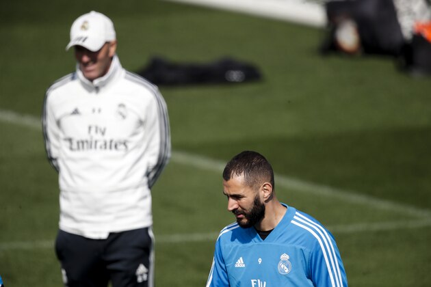 , SPAIN - APRIL 2: (L-R) coach Zinedine Zidane of Real Madrid, Karim Benzema of Real Madrid during the   Training session Real Madrid on April 2, 2019 (Photo by David S. Bustamante/Soccrates/Getty Images)