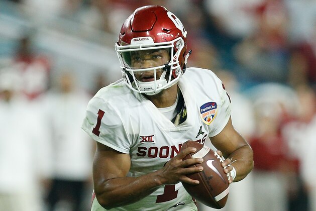 MIAMI, FL - DECEMBER 29:  Kyler Murray #1 of the Oklahoma Sooners scrambles with the ball against the Alabama Crimson Tide during the College Football Playoff Semifinal at the Capital One Orange Bowl at Hard Rock Stadium on December 29, 2018 in Miami, Florida.  (Photo by Michael Reaves/Getty Images)