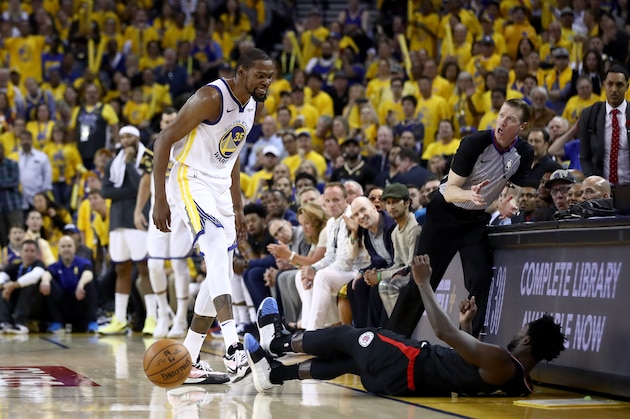 OAKLAND, CALIFORNIA - APRIL 13:   Kevin Durant #35 of the Golden State Warriors has words with Patrick Beverley #21 of the LA Clippers during Game One of the first round of the 2019 NBA Western Conference Playoffs at ORACLE Arena on April 13, 2019 in Oakland, California. Both players were ejected after the play.  NOTE TO USER: User expressly acknowledges and agrees that, by downloading and or using this photograph, User is consenting to the terms and conditions of the Getty Images License Agreement. (Photo by Ezra Shaw/Getty Images)
