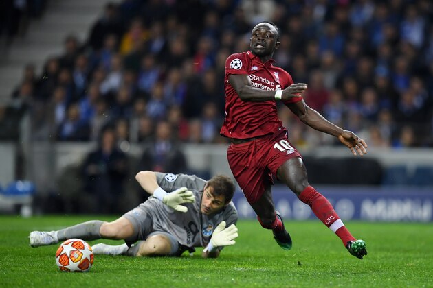 PORTO, PORTUGAL - APRIL 17:  Sadio Mane of Liverpool goes round Iker Casillas of FC Porto but shoots wide during the UEFA Champions League Quarter Final second leg match between Porto and Liverpool at Estadio do Dragao on April 17, 2019 in Porto, Portugal. (Photo by Matthias Hangst/Getty Images)