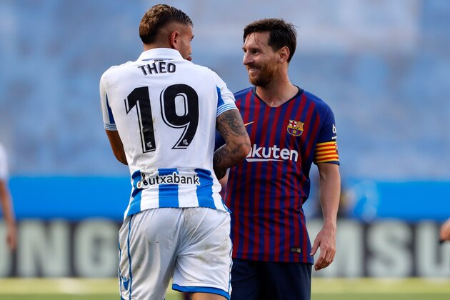 SAN SEBASTIAN, SPAIN - SEPTEMBER 15: Theo Hernandez of Real Sociedad speaks with Leo Messi of Barcelona during the La Liga match between Real Sociedad and FC Barcelona at Estadio Anoeta on September 15, 2018 in San Sebastian, Spain. (Photo by TF-Images/Getty Images)