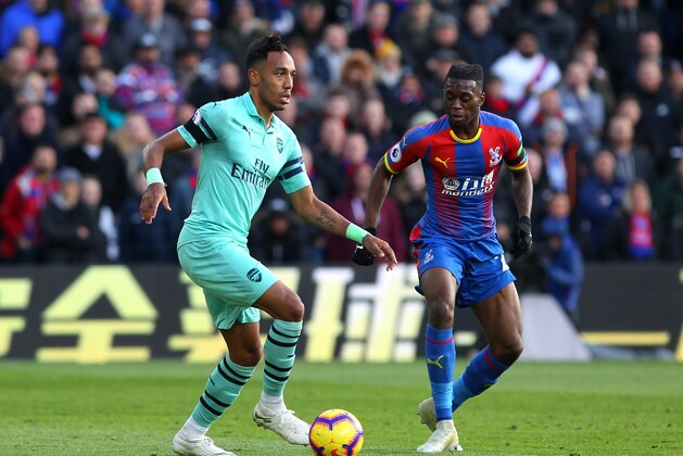 LONDON, ENGLAND - OCTOBER 28: Pierre-Emerick Aubameyang of Arsenal and Aaron Wan-Bissaka of Crystal Palace during the Premier League match between Crystal Palace and Arsenal FC at Selhurst Park on October 28, 2018 in London, United Kingdom. (Photo by Chloe Knott - Danehouse/Getty Images)
