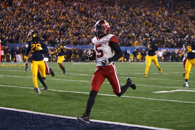 MORGANTOWN, WV - NOVEMBER 23:  Marquise Brown #5 of the Oklahoma Sooners catches and runs for a 45 yard touchdown against the West Virginia Mountaineers on November 23, 2018 at Mountaineer Field in Morgantown, West Virginia.  (Photo by Justin K. Aller/Getty Images)